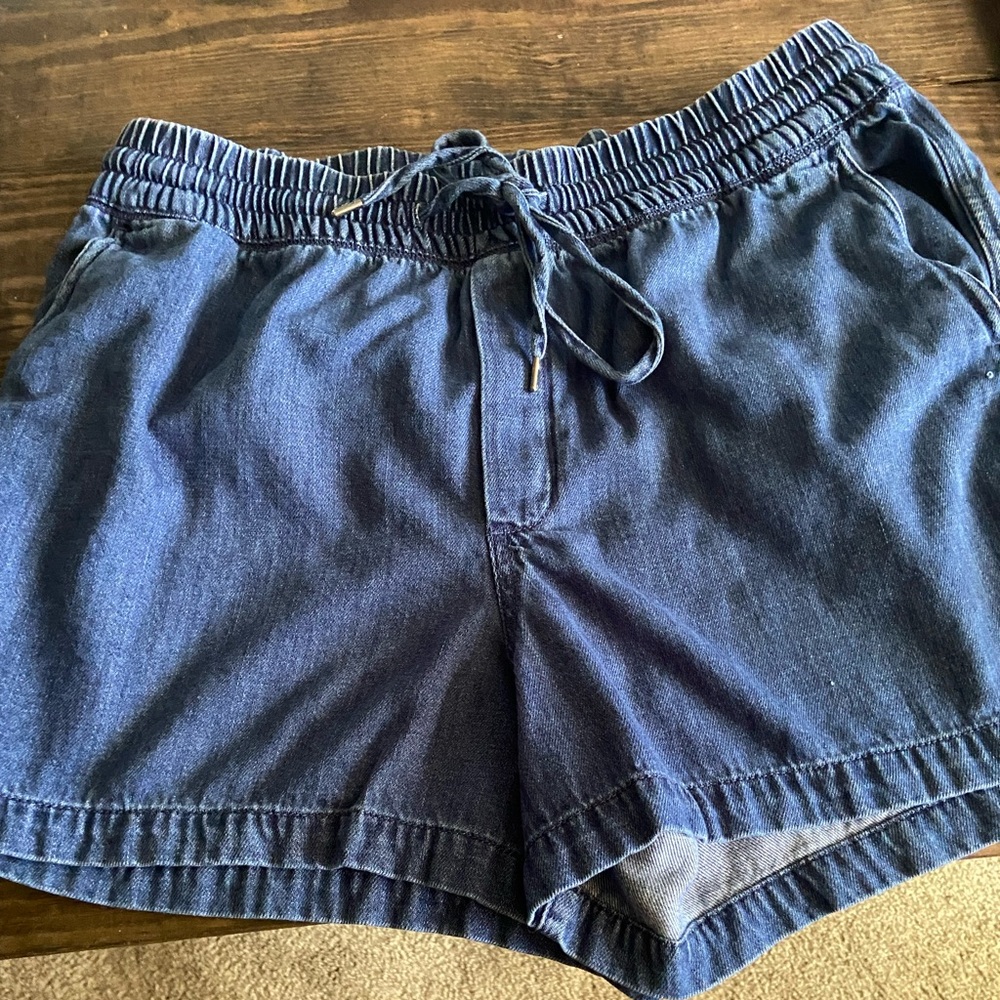 GAP Distressed Pull On Shorts With Drawstring Closure 4 Total Pockets. EUC